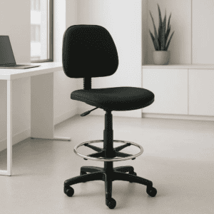Silla de oficina ergonómica negra con respaldo y altura ajustable.