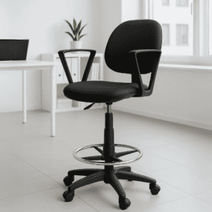 Silla de oficina ergonómica negra con soporte lumbar y ruedas para espacios de trabajo modernos.
