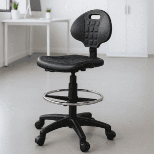 Silla de oficina ergonómica con respaldo ajustable y ruedas para trabajo cómodo.