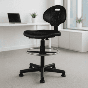 Silla de oficina ergonómica negra con respaldo y asiento acolchonados, ideal para espacios de trabaj.