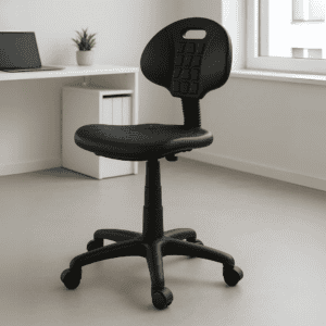 Silla de oficina ergonómica negra con respaldo ajustable y ruedas para un ambiente de trabajo cómodo.