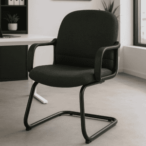 Silla de oficina negra con diseño ergonómico y estructura resistente, ideal para espacios de trabajo.