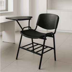 Silla de oficina negra con escritorio en espacio de trabajo minimalista.