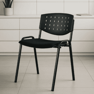 Silla de oficina negra con respaldo perforado y estructura metálica en un espacio de trabajo.