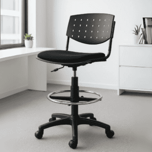 Silla de oficina ergonómica con ruedas y respaldo perforado para espacios de trabajo modernos.