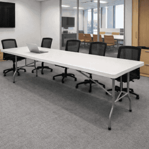 Mesa de oficina moderna para reuniones y trabajo en equipo.