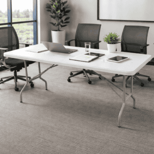 Mesa de oficina moderna con sillas ergonómicas y accesorios tecnológicos para espacios de trabajo.