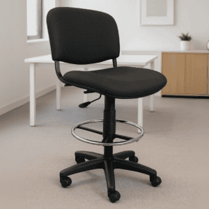 Silla de oficina ergonómica negra con respaldo y asiento acolchonados, ideal para espacios de trabaj.