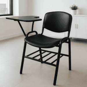 Silla de oficina negra con escritorio adjunto en espacio de trabajo moderno.