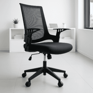 Silla de oficina ergonómica negra con respaldo de malla en espacio de trabajo minimalista.