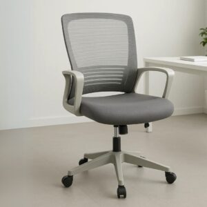 Silla de oficina ergonómica con respaldo de malla gris y base ajustable, ideal para espacios de trab.