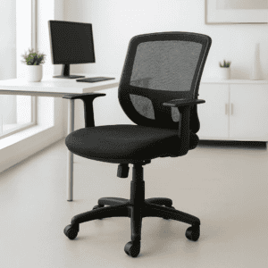 Silla de oficina ergonómica negra con respaldo de malla y ruedas.
