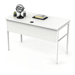 Mesa de oficina blanca con accesorios de escritorio y plantas decorativas.