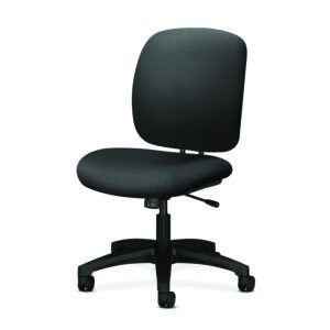 Silla de oficina ergonómica negra con respaldo y asiento acolchonados, ideal para espacios de trabaj.