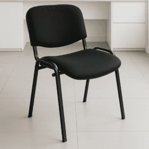 Silla de oficina negra con estructura metálica y asiento acolchonado para espacios laborales.