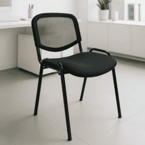 Silla de oficina con respaldo de malla y estructura negra, ideal para espacios de trabajo y oficinas.