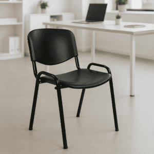 Silla de oficina negra con respaldo y brazos, ideal para espacios de trabajo ergonómicos.