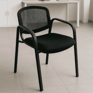 Silla de oficina negra con respaldo de malla y estructura de metal, ideal para oficinas y áreas de t.