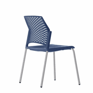 Silla de oficina azul con respaldo perforado y estructura metálica, ideal para espacios de trabajo y.