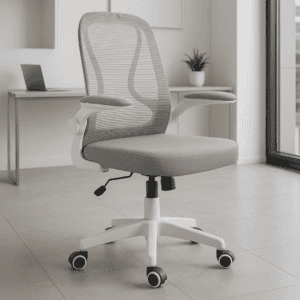 Silla de oficina ergonómica blanca y gris con respaldo de malla y ruedas.