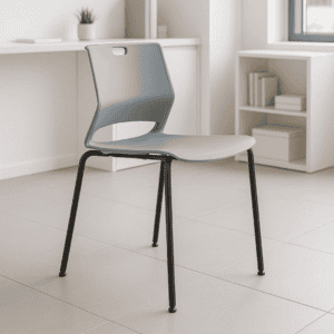 Silla de oficina moderna con respaldo y estructura sencilla en un espacio de trabajo limpio.