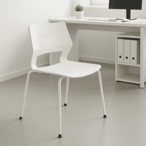 Silla de oficina blanca con diseño ergonómico en un espacio de trabajo moderno.