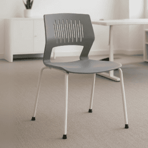 Silla de oficina gris moderna con respaldo ventilado y estructura resistente.