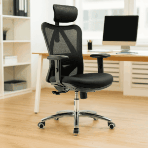 Silla ergonómica de oficina con respaldo ajustable y ruedas para trabajo cómodo.
