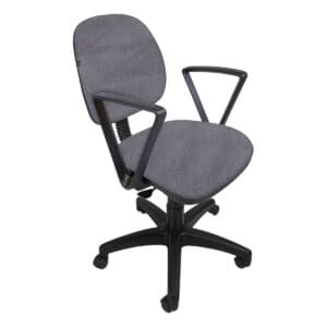 Silla de oficina ergonómica con respaldo y brazos ajustables, ideal para espacios de trabajo en casa.