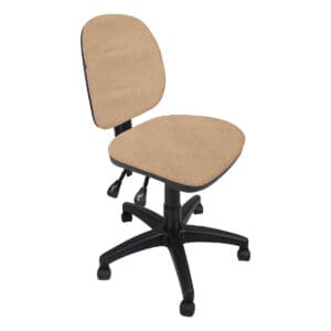 Silla de oficina ergonómica beige con respaldo ajustable y ruedas para comodidad y movilidad.