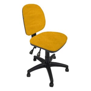 Silla de oficina ergonómica con asiento y respaldo en color mostaza, ideal para espacios de trabajo.