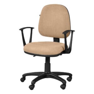 Silla de oficina beige con respaldo y ruedas para trabajo cómodo y ergonómico.