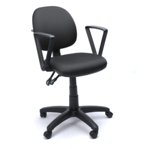 Silla de oficina ergonómica negra con respaldo y brazos, ideal para espacios de trabajo y oficina en.