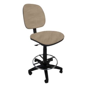 Silla de oficina ergonómica con respaldo y asiento acolchonados, ideal para espacios de trabajo en c.
