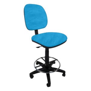 Silla de oficina azul con respaldo y asiento acolchonados, ideal para espacios de trabajo y estudio.