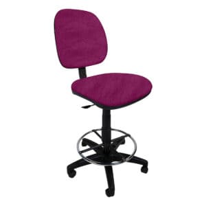 Silla de oficina ergonómica con asiento y respaldo en color burdeos, ideal para espacios de trabajo.