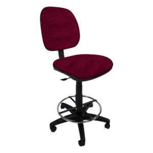 Silla de oficina ergonómica con respaldo y asiento acolchonados en color burdeos para trabajo cómo.