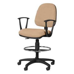 Silla de oficina ergonómica con respaldo beige y base ajustable para comodidad y productividad.