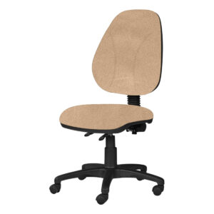 Silla de oficina ergonómica beige con soporte lumbar y ruedas para comodidad y movilidad.
