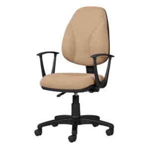 Silla de oficina ergonómica beige con respaldo y ruedas para oficina moderna.