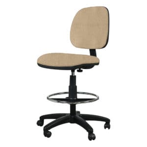 Silla de oficina ergonómica con respaldo beige y base ajustable, ideal para espacios de trabajo cómo.