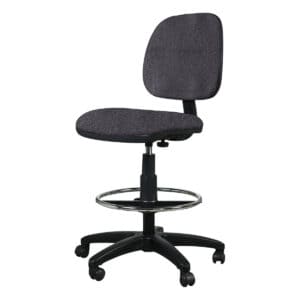 Silla de oficina ergonómica con respaldo ajustable y ruedas para comodidad y movilidad.
