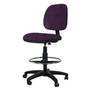 Silla de oficina ajustable con respaldo y asiento acolchonados en color morado. Ideal para espacios.