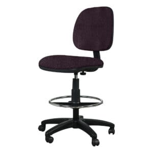 Silla de oficina ergonómica con respaldo ajustable y ruedas para comodidad y movilidad.