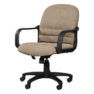 Silla de oficina ergonómica beige con ruedas y brazos para trabajo cómodo y eficiente.