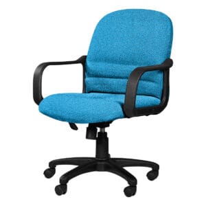 Silla de oficina ergonómica azul con respaldo acolchado y ruedas para un trabajo cómodo y eficiente.