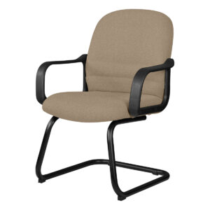 Silla de oficina beige con respaldo acolchado y brazos ergonómicos para comodidad y productividad.