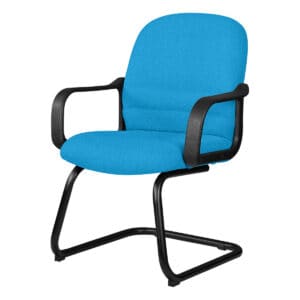 Silla de oficina azul con brazos y estructura negra, ideal para espacios de trabajo y reuniones.