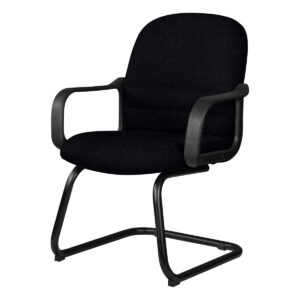 Silla de oficina negra con respaldo acolchado y brazos, ideal para espacios de trabajo modernos.