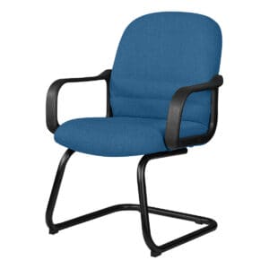 Silla de oficina azul con respaldo y brazos, ideal para espacios de trabajo y reuniones.